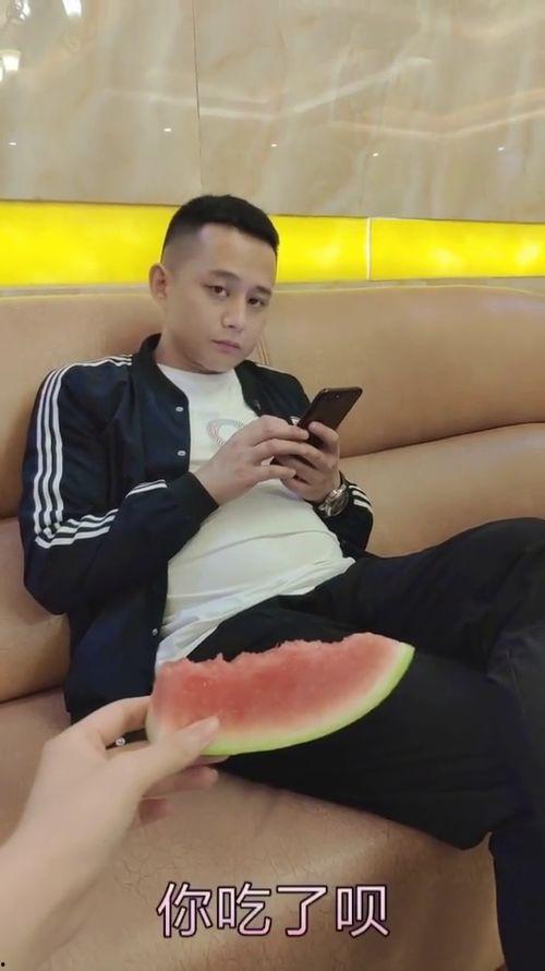 妻子跳楼丈夫吃瓜,丈夫吃瓜看妻跳楼，人性冷漠引深思