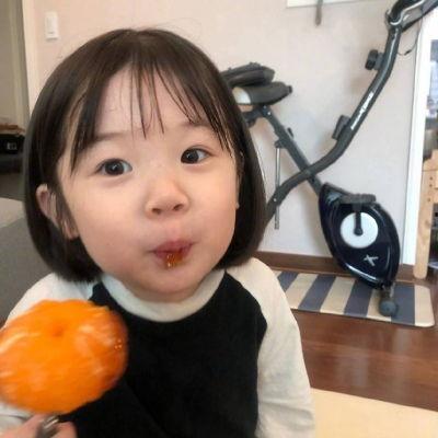 萌娃图片吃瓜,萌态十足，萌化人心