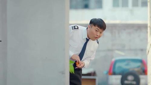 吃瓜保安砸门,一场意外引发的舆论风暴