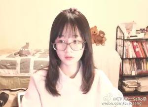 眼镜妹反差吃瓜,吃瓜群众笑翻天